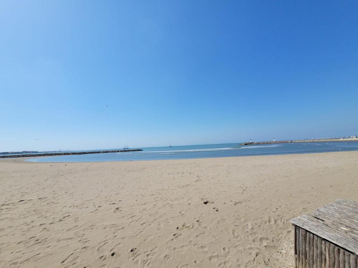 Avec Loggia Entre Port, Et Piscine * Le Grau-du-Roi