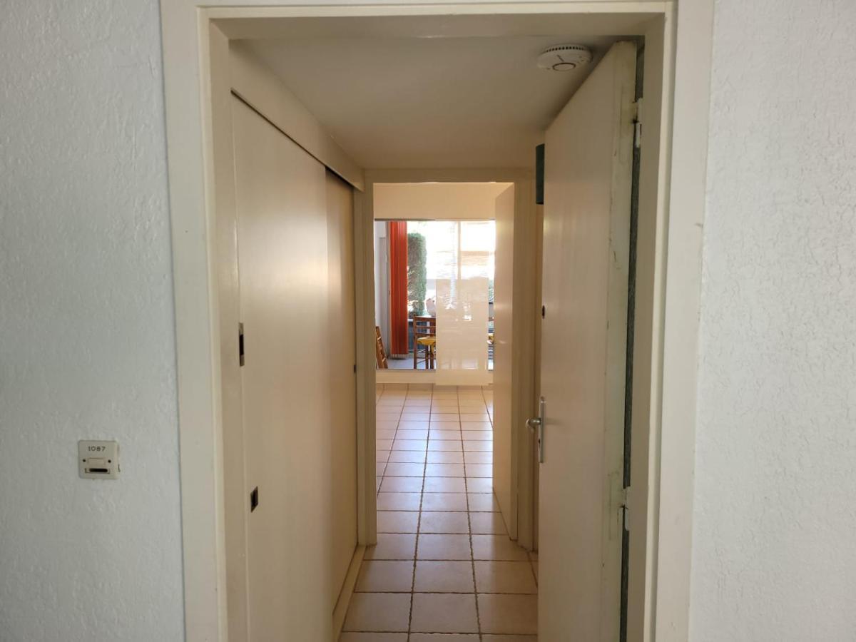 Avec Loggia Entre Port, Et Piscine * Le Grau-du-Roi